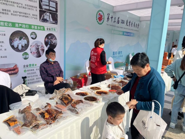 市民品嘗兔肉美食。蔣海濤攝